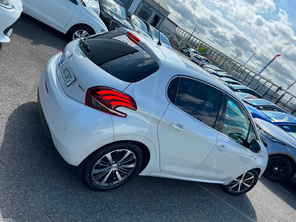 Peugeot 208 Hatchback, Petrol, 2016, White