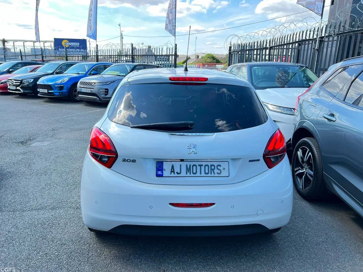 Peugeot 208 Hatchback, Petrol, 2016, White