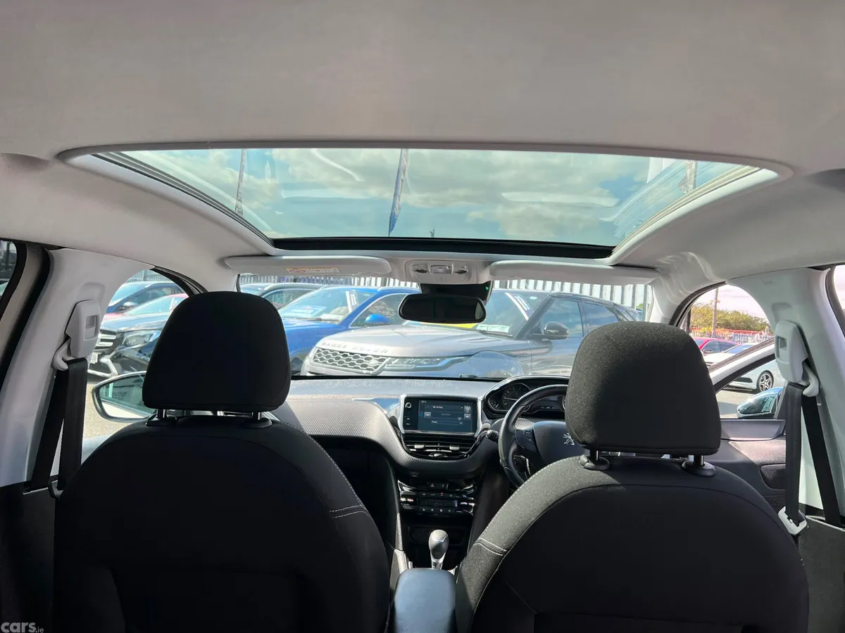Peugeot 208 Hatchback, Petrol, 2016, White