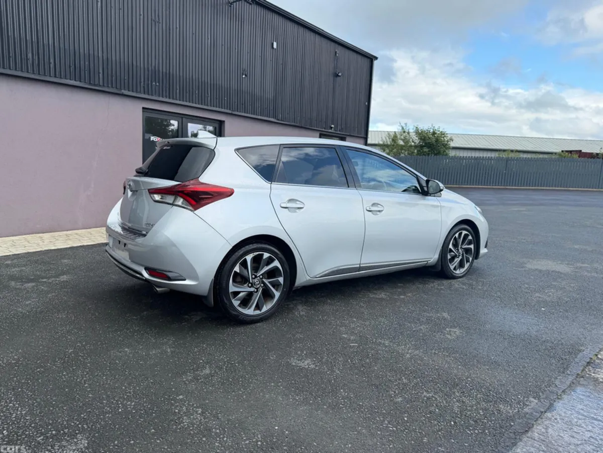 Toyota Auris Hatchback, Diesel, 2015, Silver