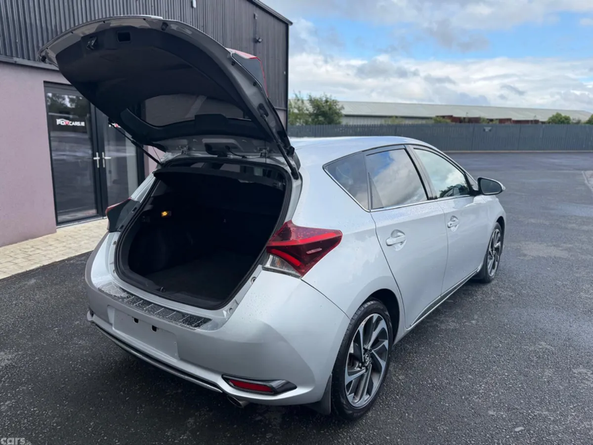 Toyota Auris Hatchback, Diesel, 2015, Silver