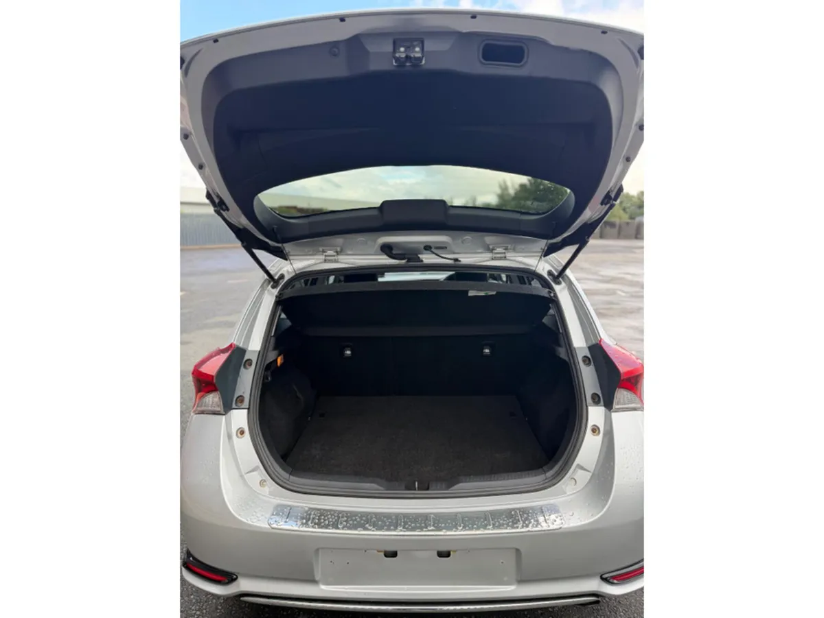 Toyota Auris Hatchback, Diesel, 2015, Silver