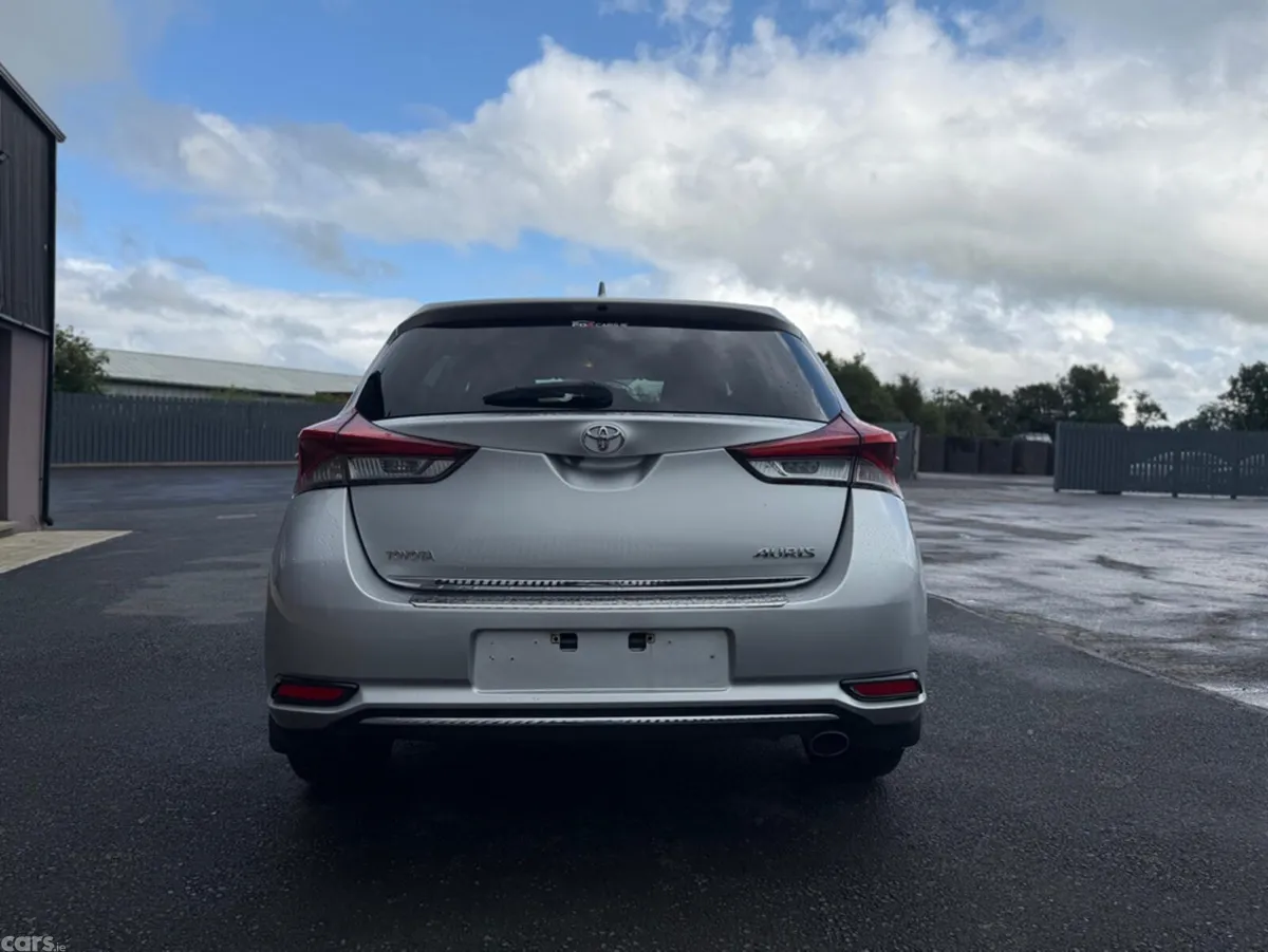 Toyota Auris Hatchback, Diesel, 2015, Silver