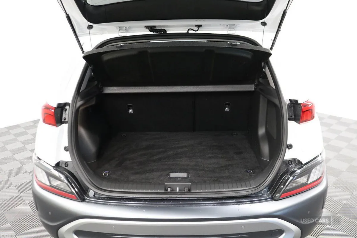 Hyundai KONA Hatchback, Petrol Hybrid, 2023, White