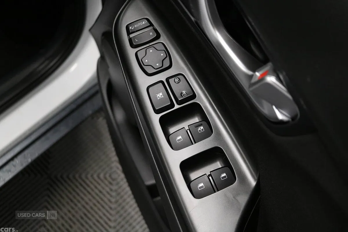 Hyundai KONA Hatchback, Petrol Hybrid, 2023, White