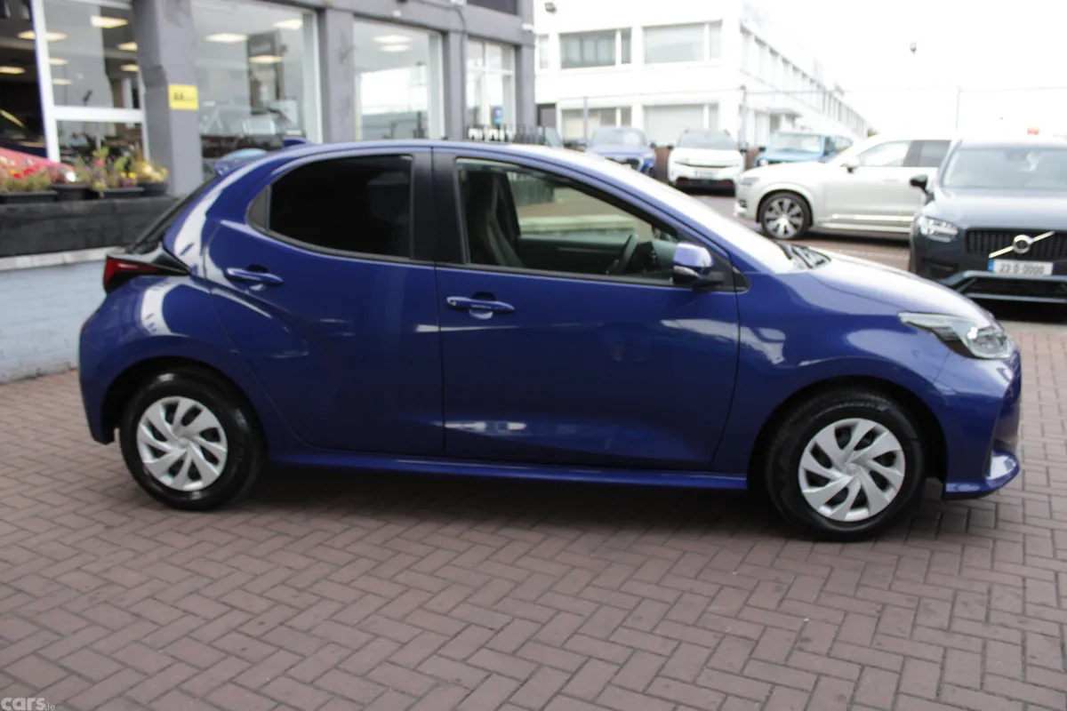 Toyota Yaris Hatchback, Petrol, 2022, Blue