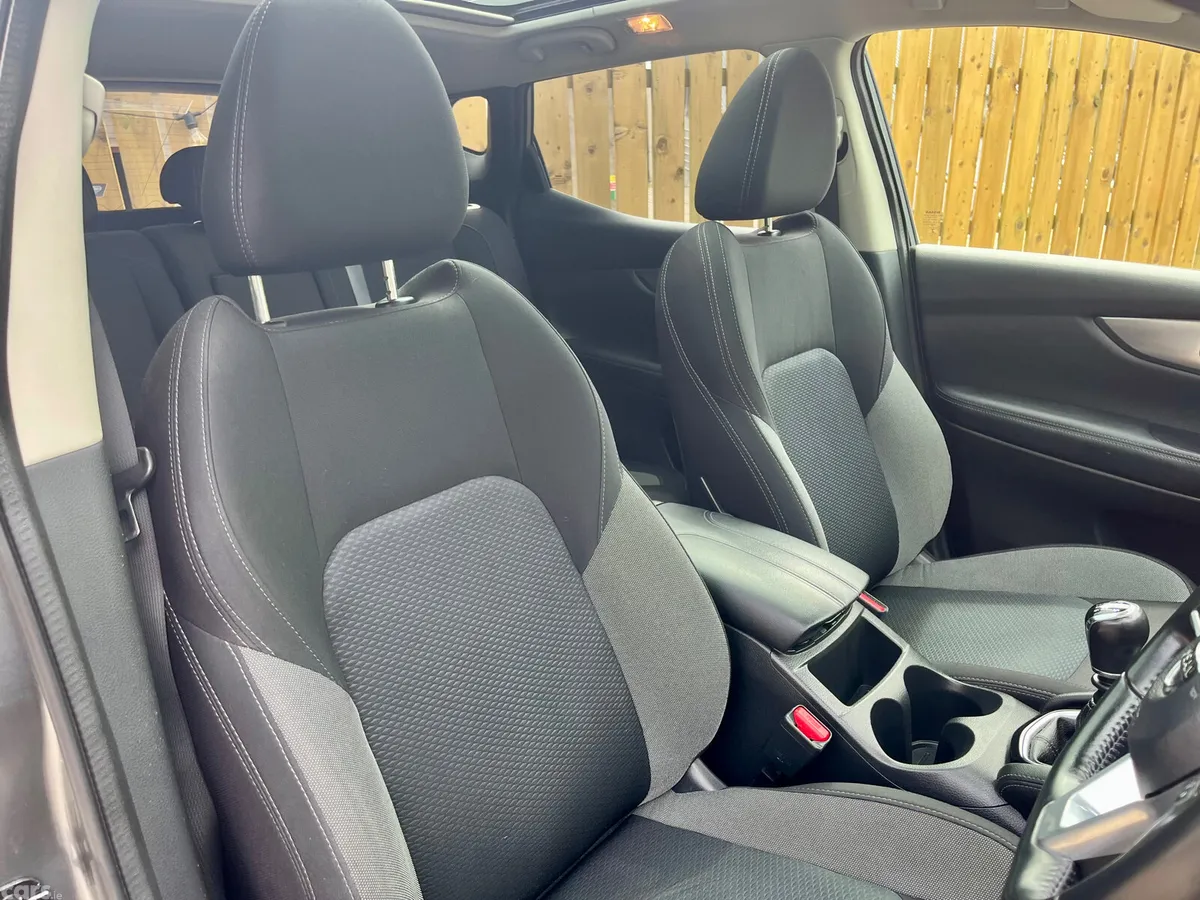 Nissan Qashqai Hatchback, Diesel, 2019, Grey