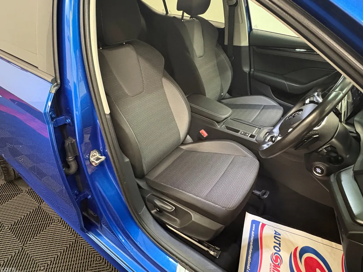 Skoda Octavia Hatchback, Petrol Hybrid, 2022, Blue