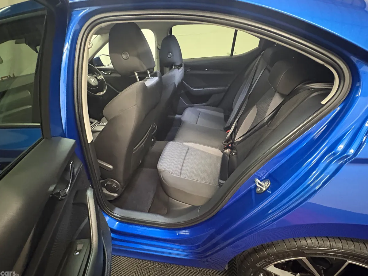 Skoda Octavia Hatchback, Petrol Hybrid, 2022, Blue