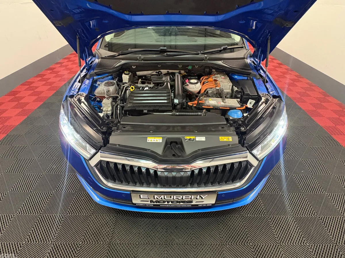 Skoda Octavia Hatchback, Petrol Hybrid, 2022, Blue