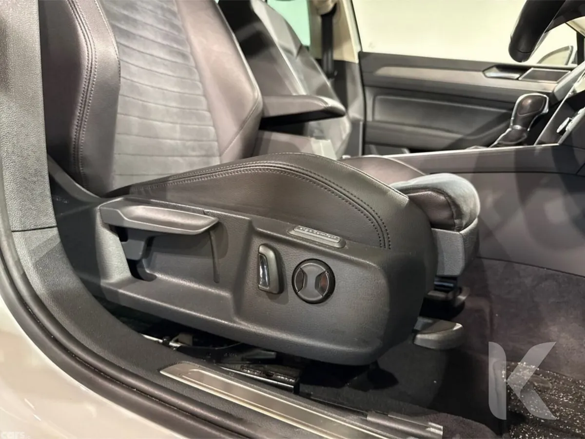 Volkswagen Passat Saloon, Petrol, 2018, White