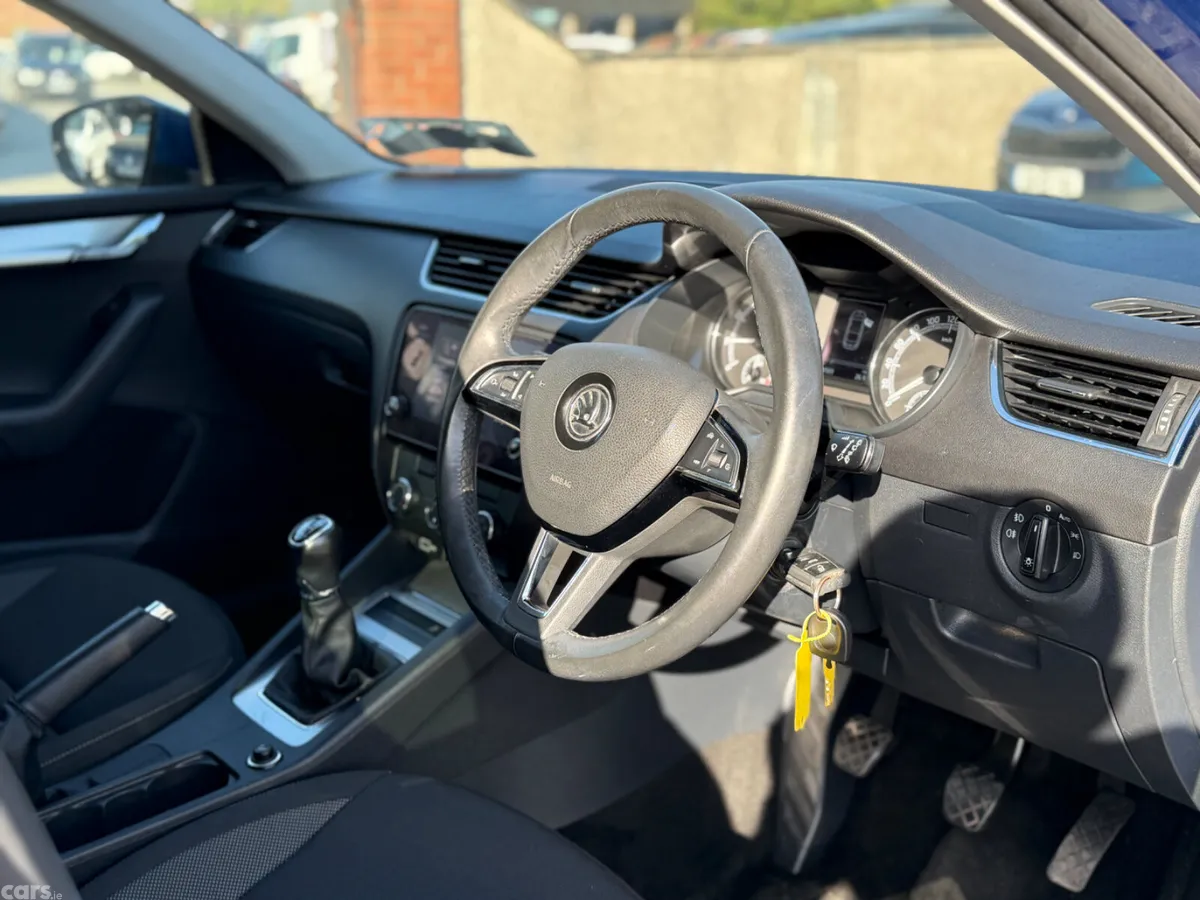 Skoda Octavia Saloon, Petrol, 2020, Blue