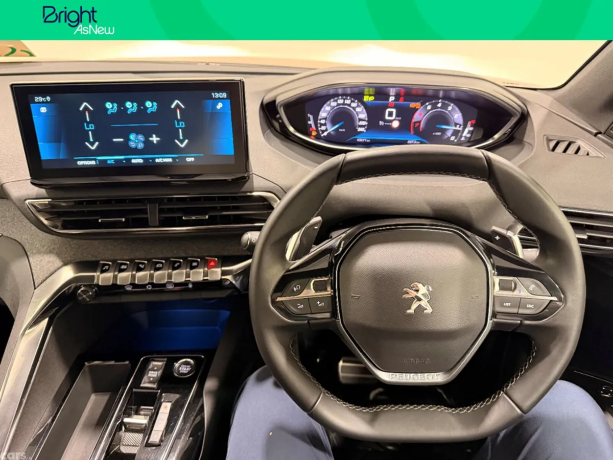 Peugeot 3008 MPV, Petrol, 2023, Red