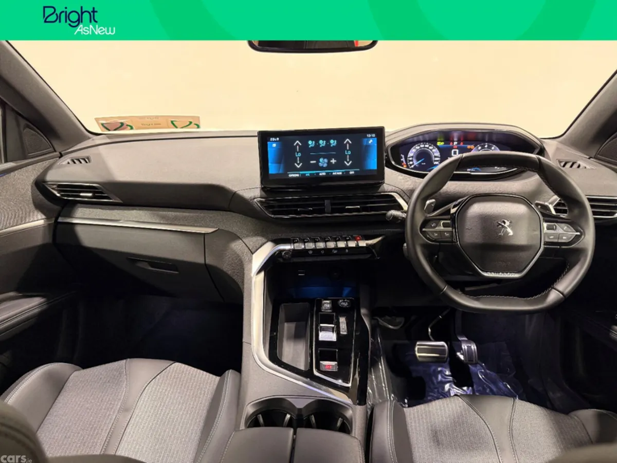 Peugeot 3008 MPV, Petrol, 2023, Red