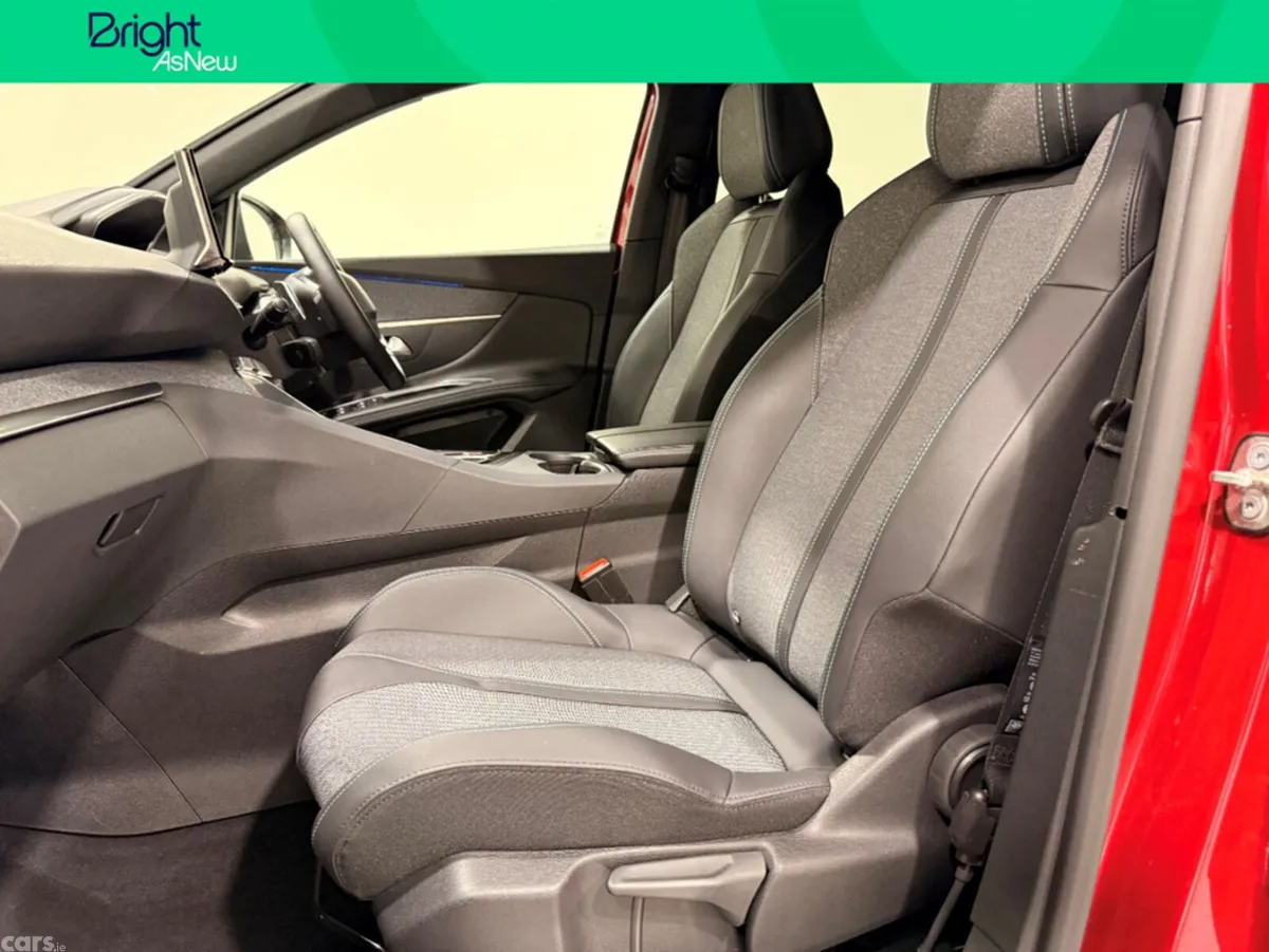 Peugeot 3008 MPV, Petrol, 2023, Red