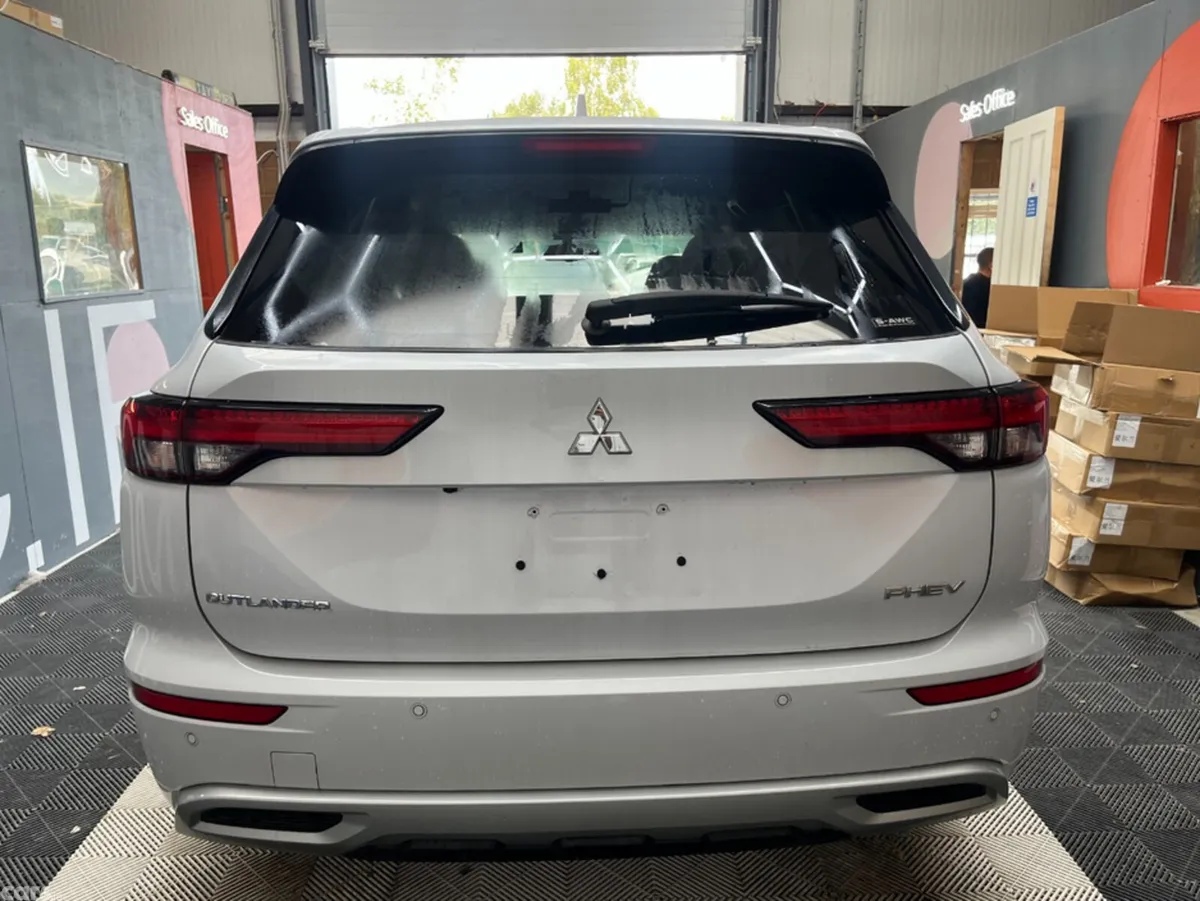 Mitsubishi Outlander SUV, Petrol Plug-in Hybrid, 2023, White