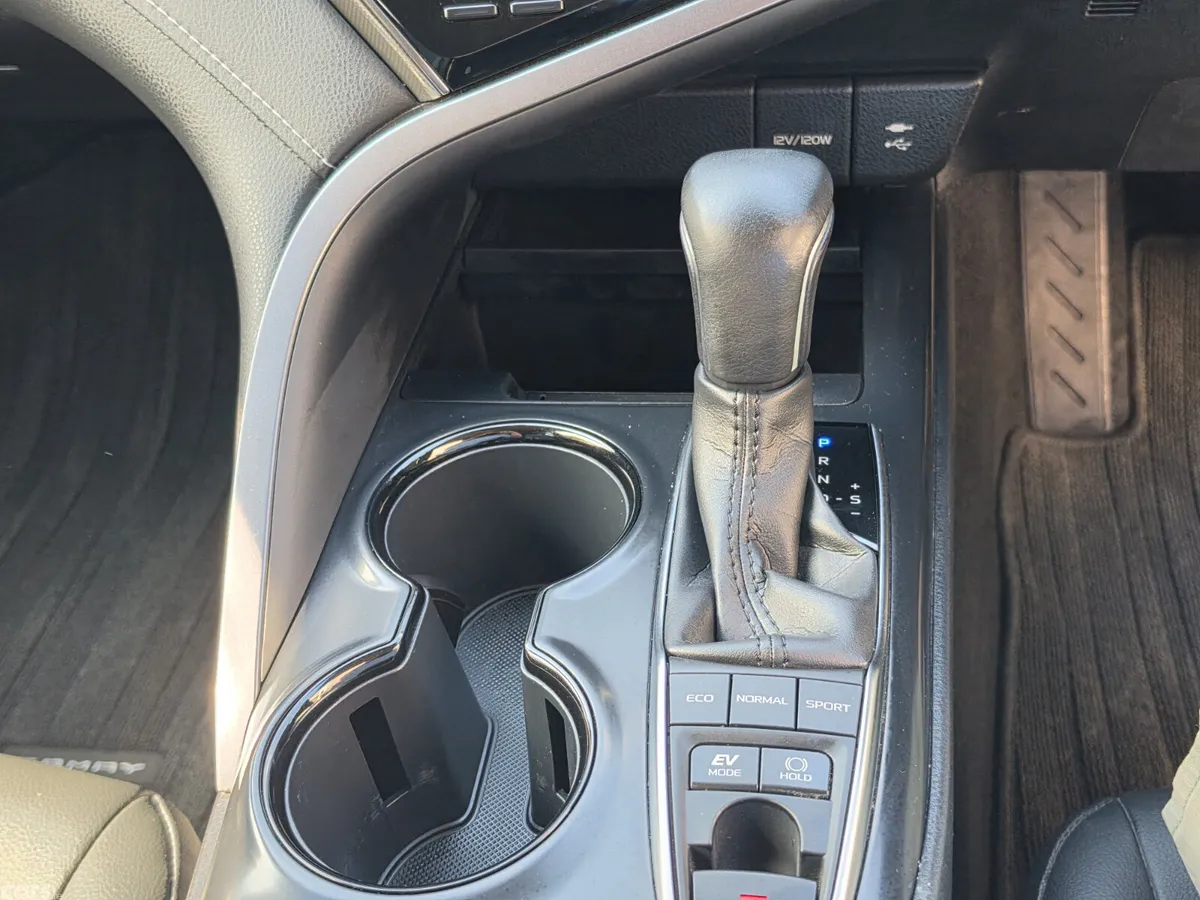 Toyota Camry Saloon, Petrol Hybrid, 2019, Silver