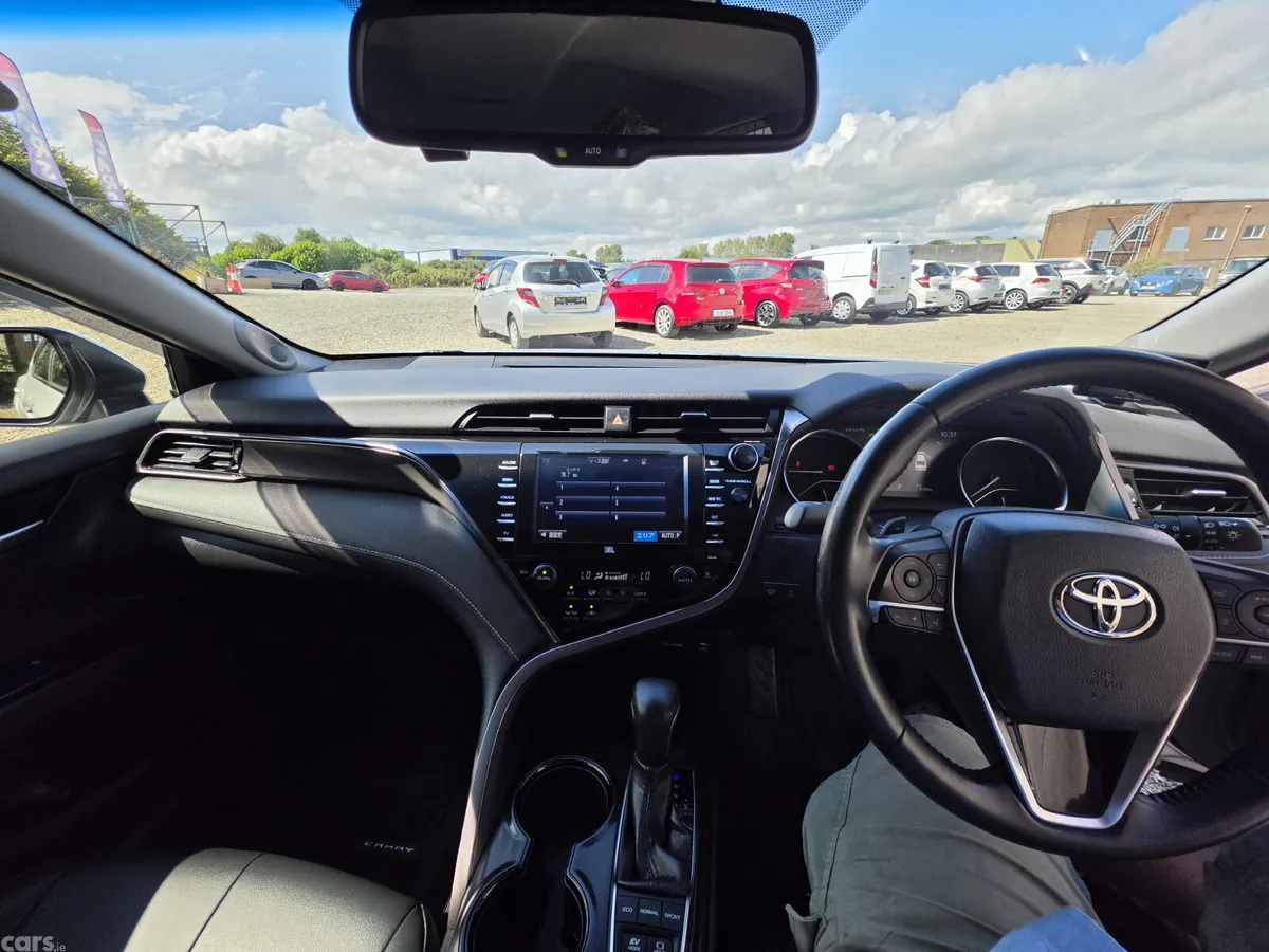 Toyota Camry Saloon, Petrol Hybrid, 2019, Silver