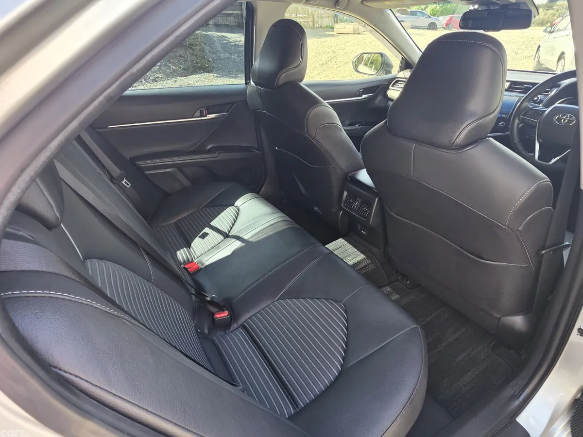 Toyota Camry Saloon, Petrol Hybrid, 2019, Silver
