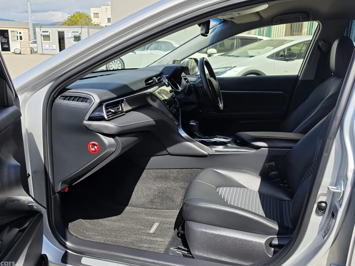 Toyota Camry Saloon, Petrol Hybrid, 2019, Silver