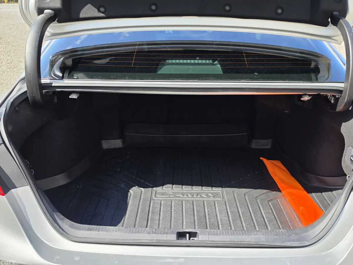 Toyota Camry Saloon, Petrol Hybrid, 2019, Silver