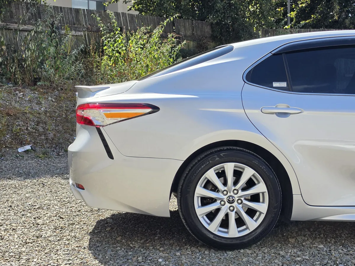 Toyota Camry Saloon, Petrol Hybrid, 2019, Silver