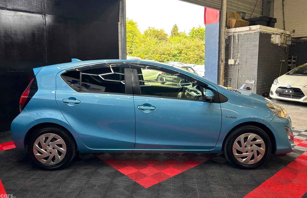 Toyota Aqua Hatchback, Petrol Hybrid, 2017, Blue