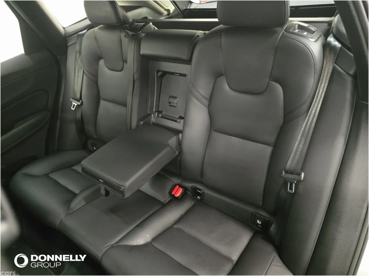 Volvo XC60 Estate, Diesel, 2023, Silver