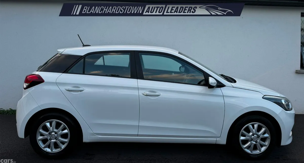Hyundai i20 Hatchback, Petrol, 2017, White