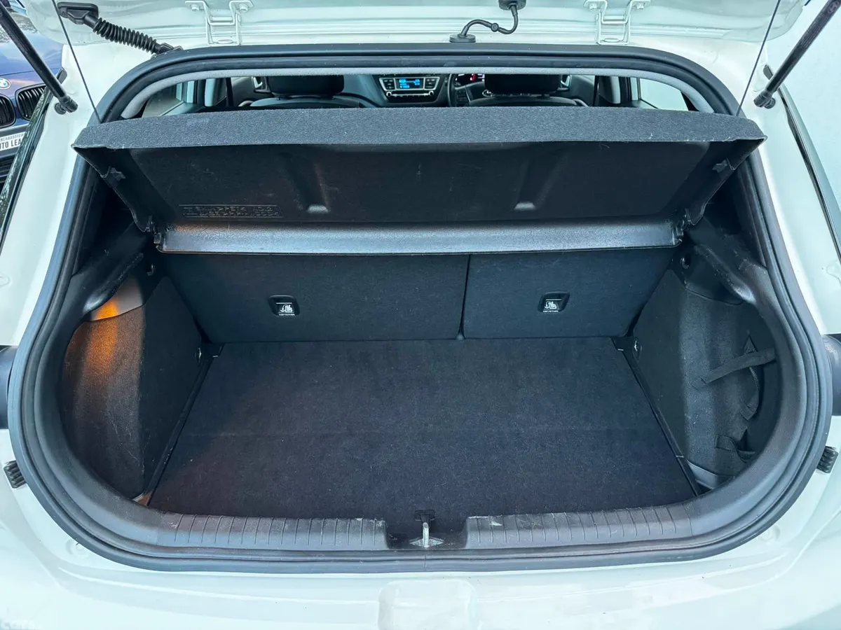Hyundai i20 Hatchback, Petrol, 2017, White