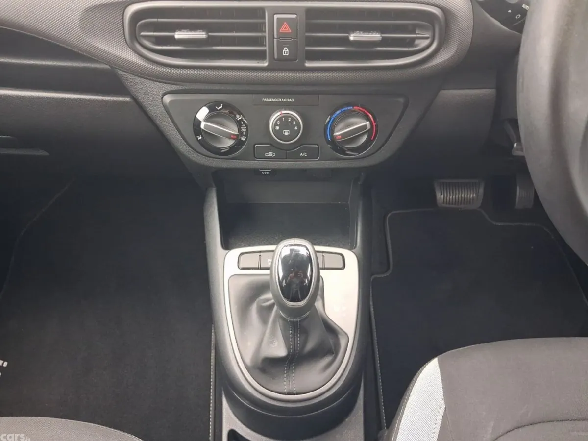 Hyundai i10 Hatchback, Petrol, 2021, White