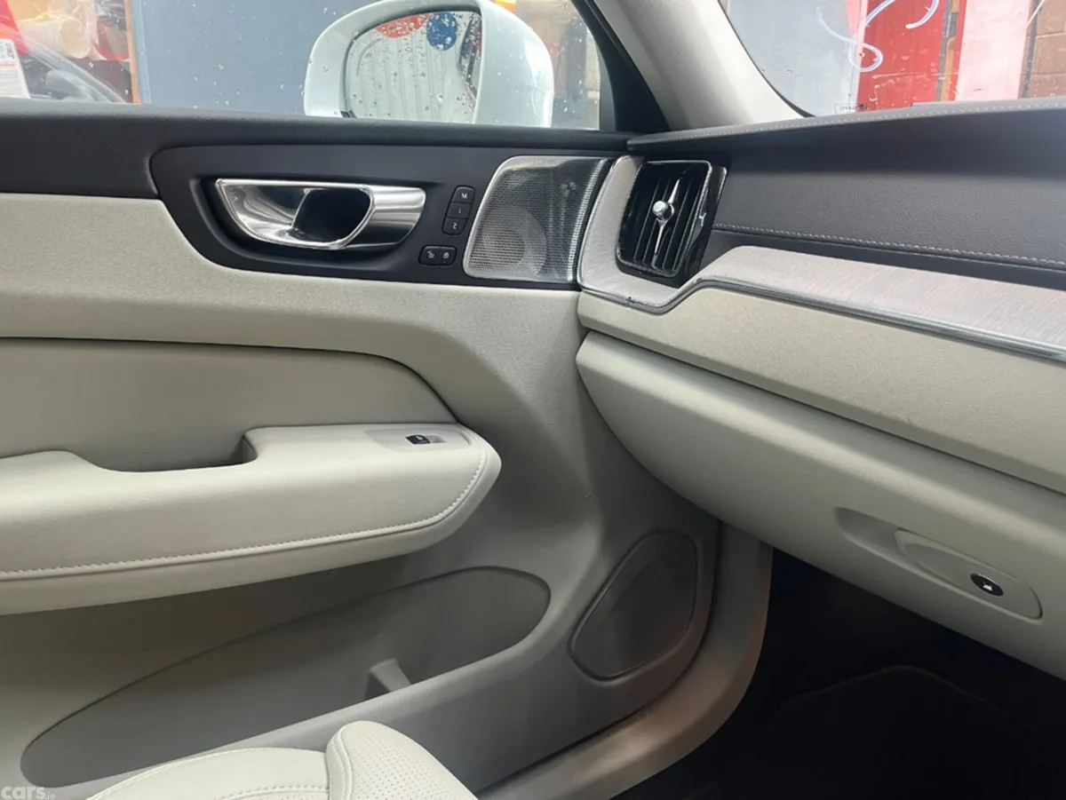 Volvo XC60 SUV, Petrol Hybrid, 2021, White
