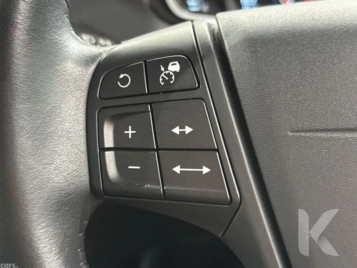 Volvo V40 Hatchback, Petrol, 2019, Red