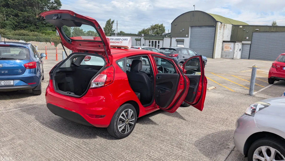 Ford Fiesta Hatchback, Petrol, 2014, Red