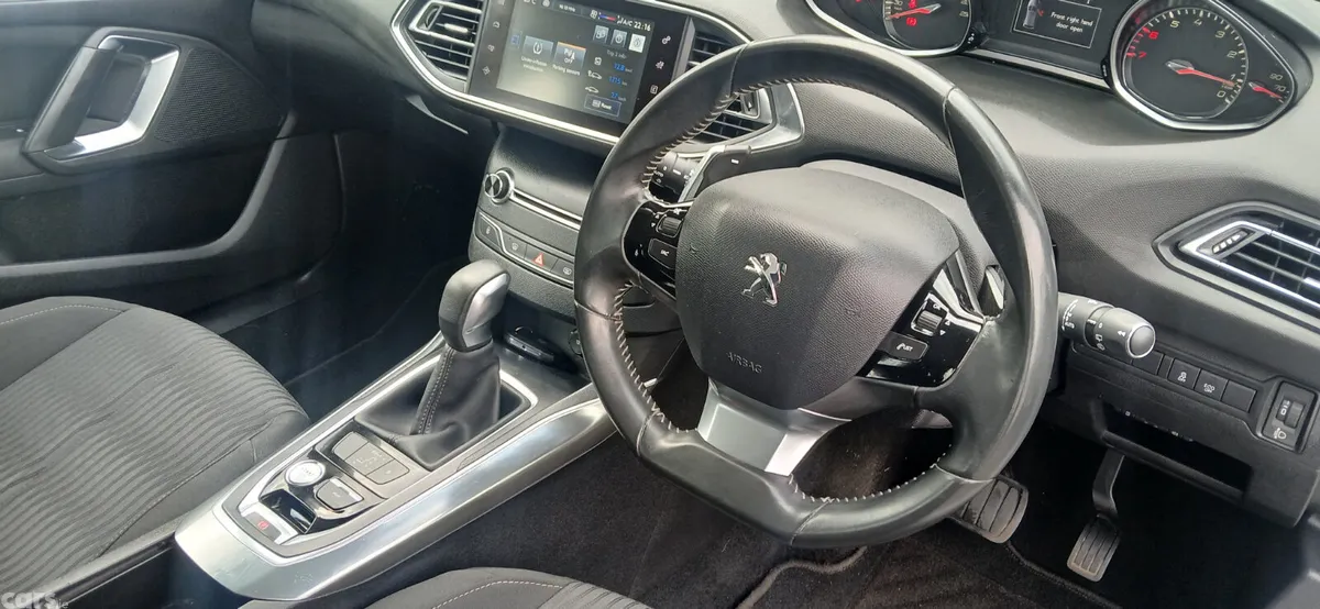 Peugeot 308 Hatchback, Petrol, 2015, White