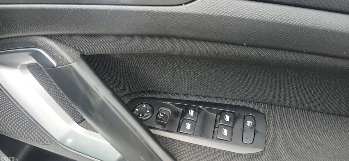 Peugeot 308 Hatchback, Petrol, 2015, White