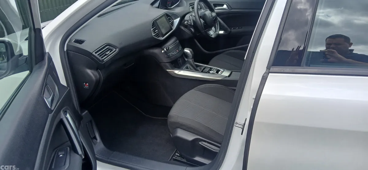 Peugeot 308 Hatchback, Petrol, 2015, White