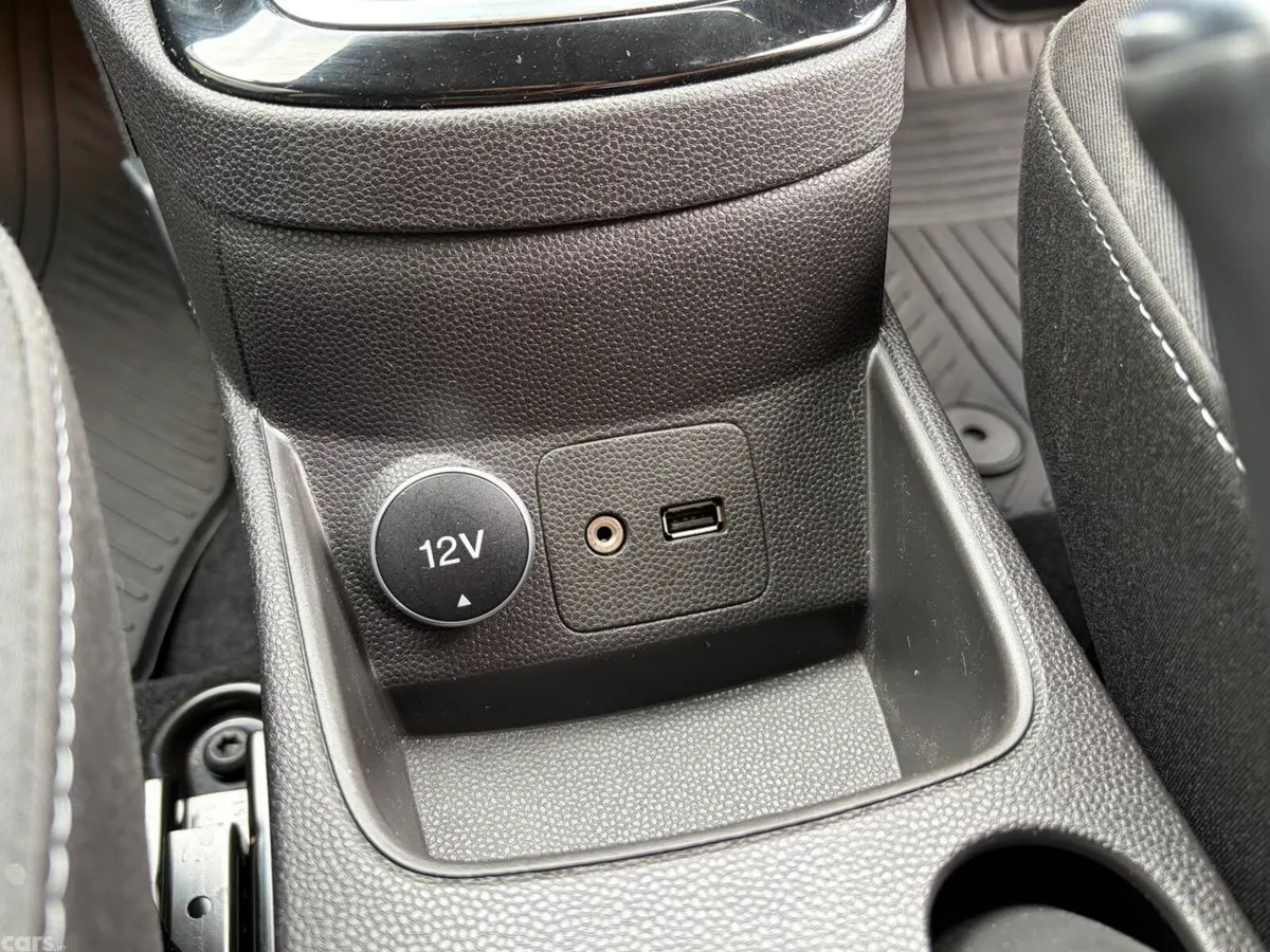 Ford Fiesta Hatchback, Petrol, 2015, Red