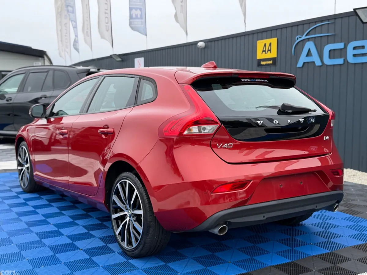 Volvo V40 Hatchback, Diesel, 2019, Red