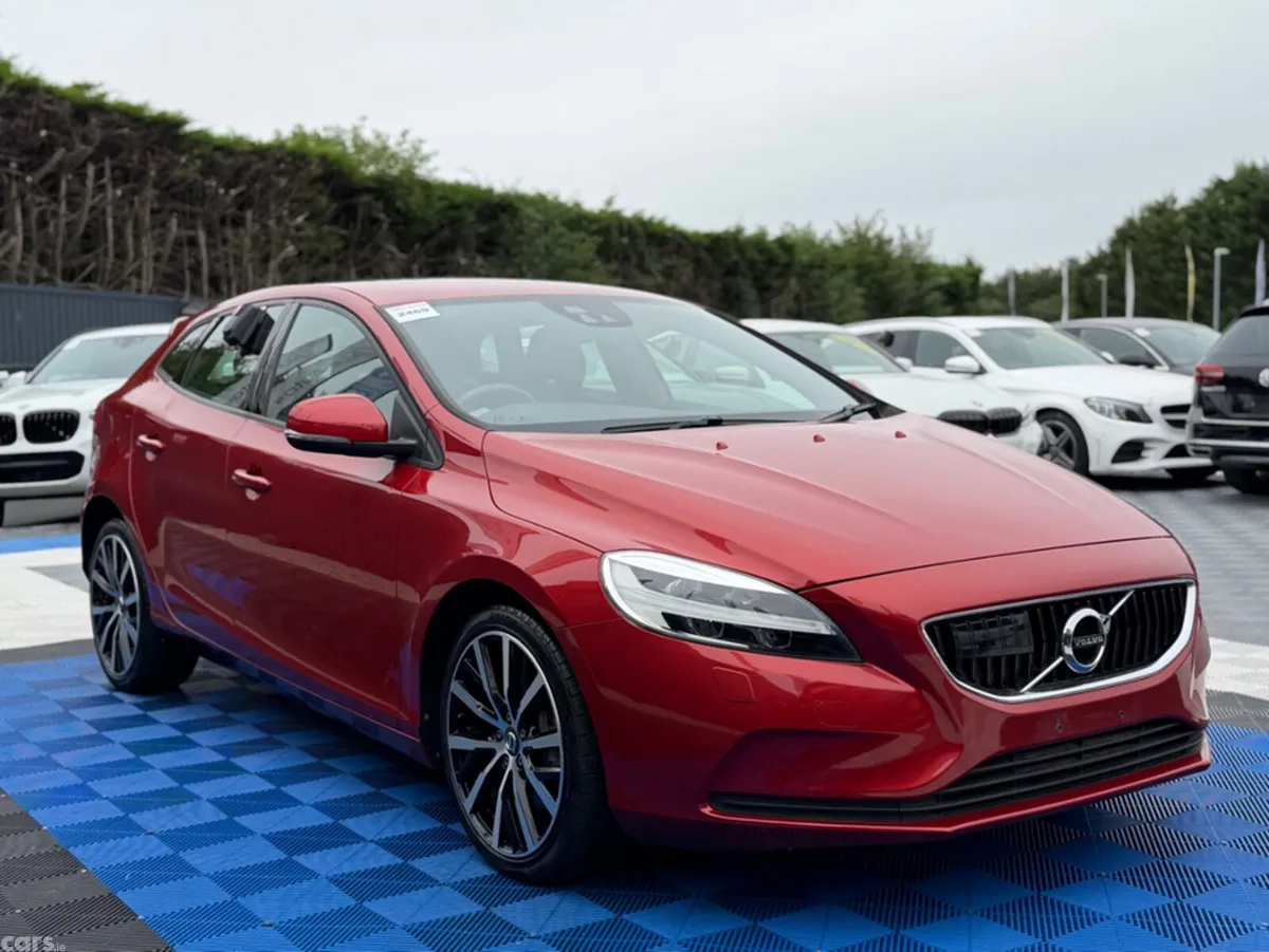 Volvo V40 Hatchback, Diesel, 2019, Red