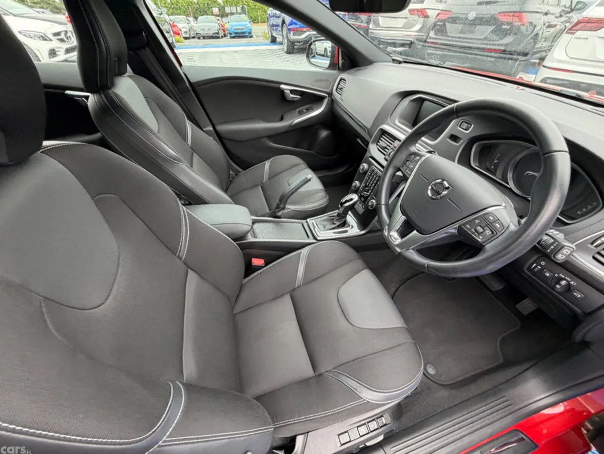 Volvo V40 Hatchback, Diesel, 2019, Red