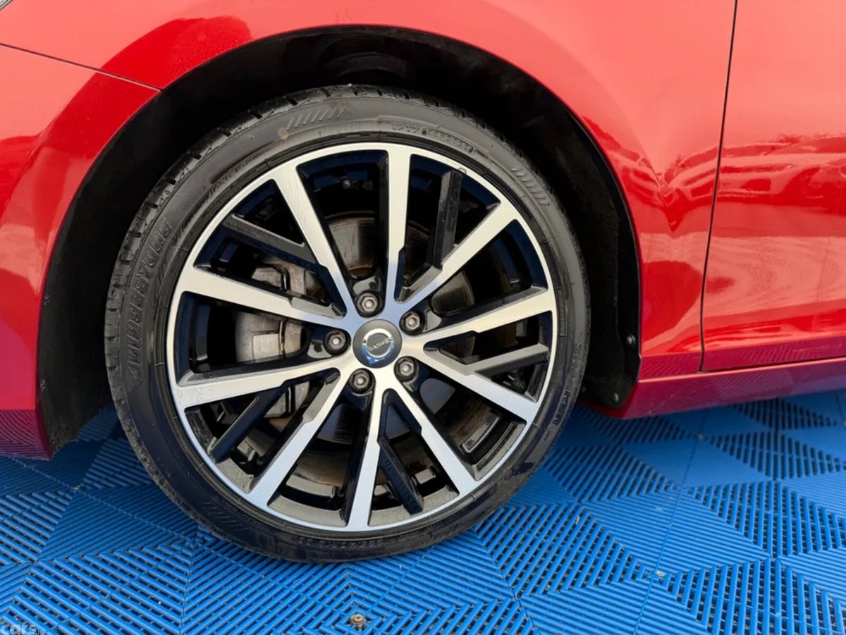 Volvo V40 Hatchback, Diesel, 2019, Red