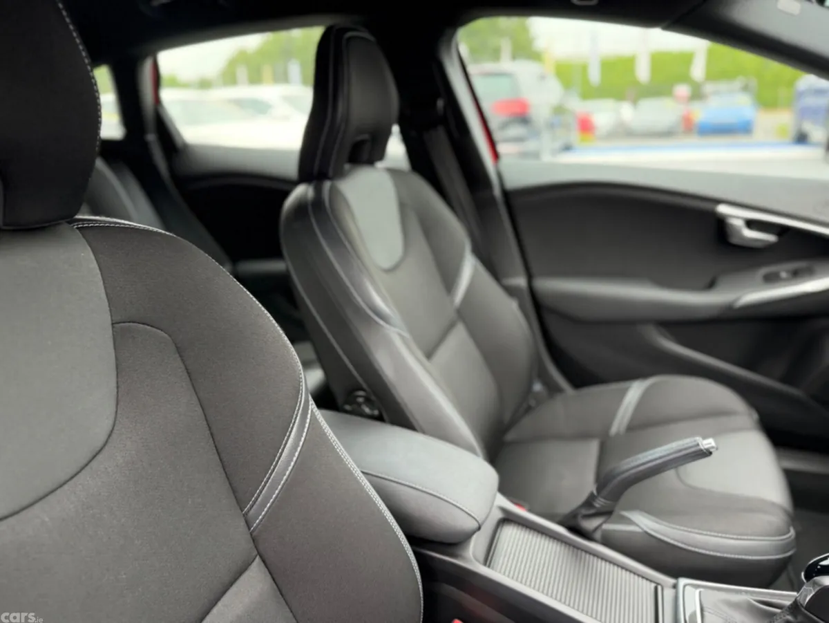 Volvo V40 Hatchback, Diesel, 2019, Red