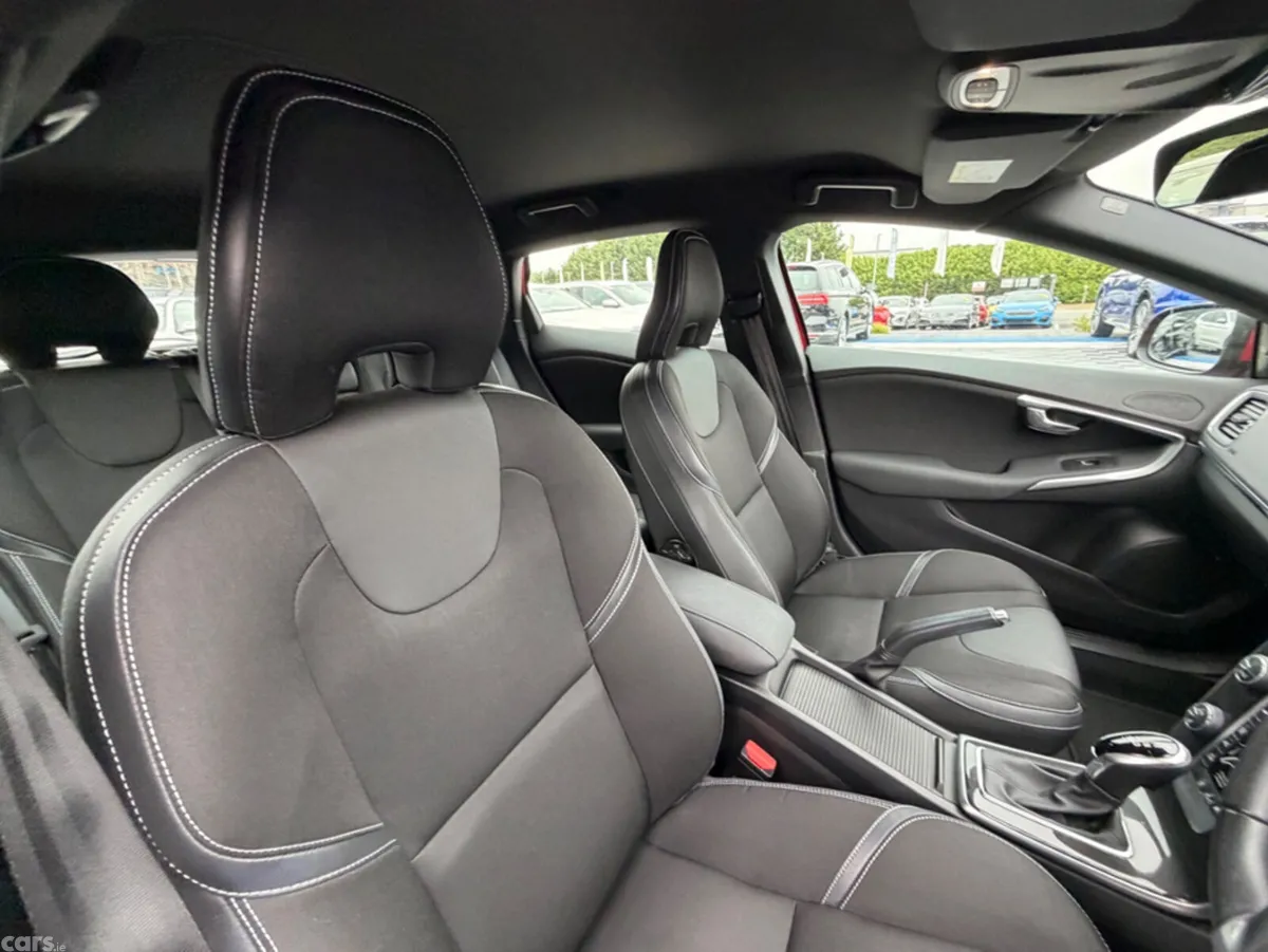 Volvo V40 Hatchback, Diesel, 2019, Red
