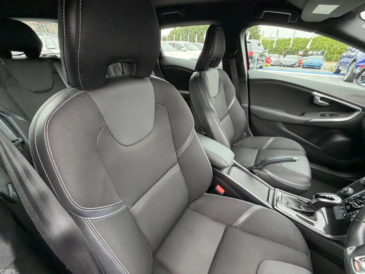 Volvo V40 Hatchback, Diesel, 2019, Red
