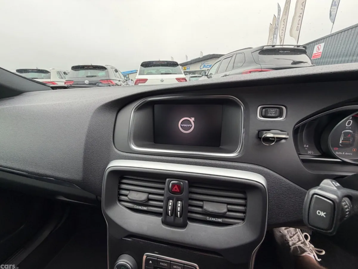 Volvo V40 Hatchback, Diesel, 2019, Red