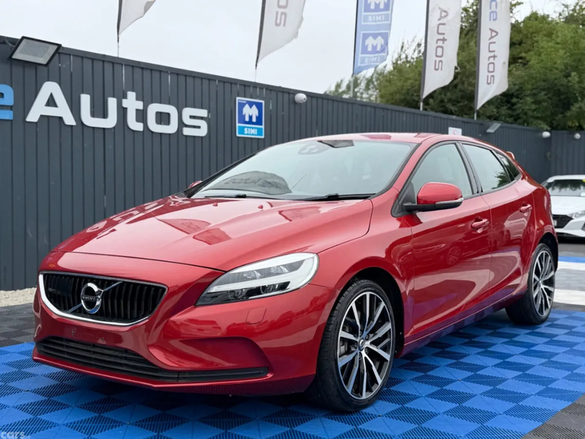 Volvo V40 Hatchback, Diesel, 2019, Red