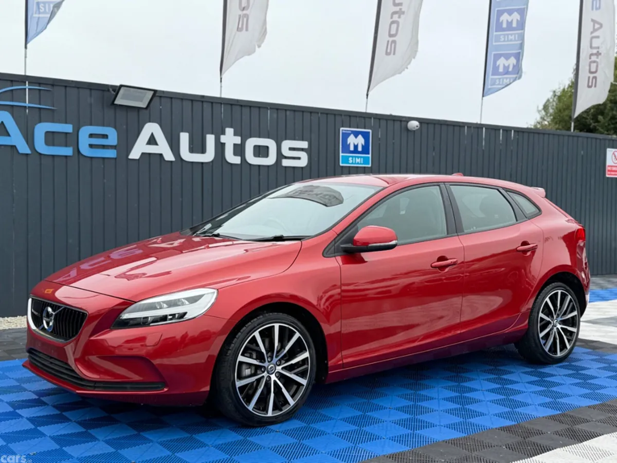 Volvo V40 Hatchback, Diesel, 2019, Red