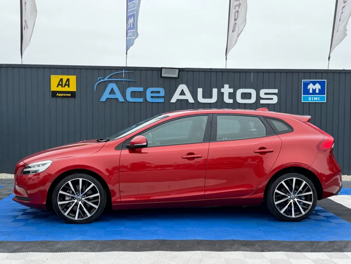 Volvo V40 Hatchback, Diesel, 2019, Red
