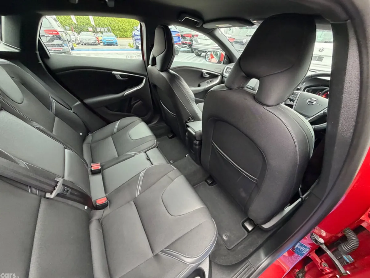 Volvo V40 Hatchback, Diesel, 2019, Red